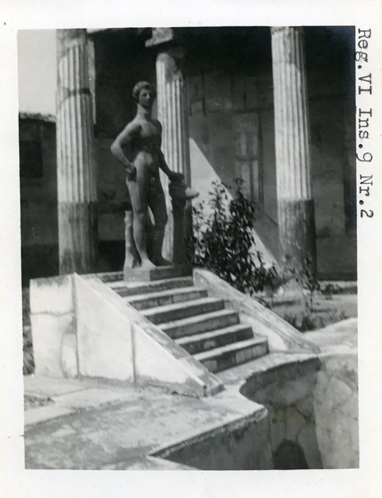 VI.9.2 Pompeii. Pre-1937-1939.
Peristyle garden 17, marble fountain 19 with steps or cascade at west end of pool.
Photo courtesy of American Academy in Rome, Photographic Archive. Warsher collection no. 413.