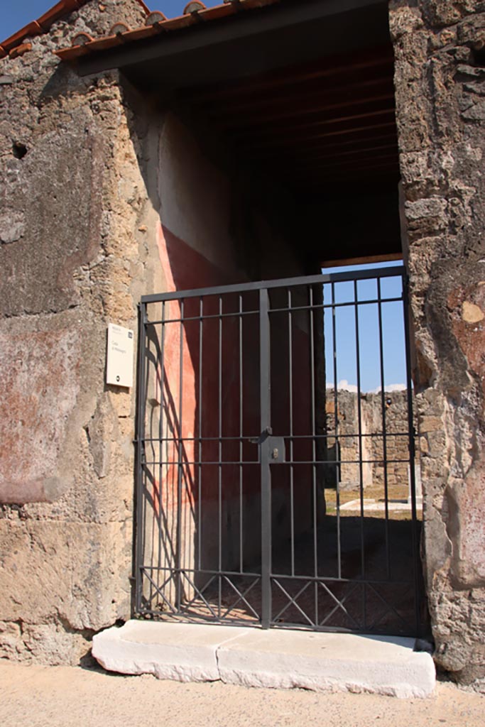 VI.9.2 Pompeii. October 2022. 
Looking east towards entrance doorway. Photo courtesy of Klaus Heese.

