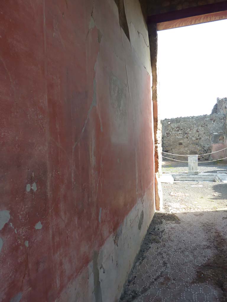 VI.9.2/13 Pompeii. October 2014. Looking east along north wall of entrance corridor 1.
Foto Annette Haug, ERC Grant 681269 DÉCOR.
