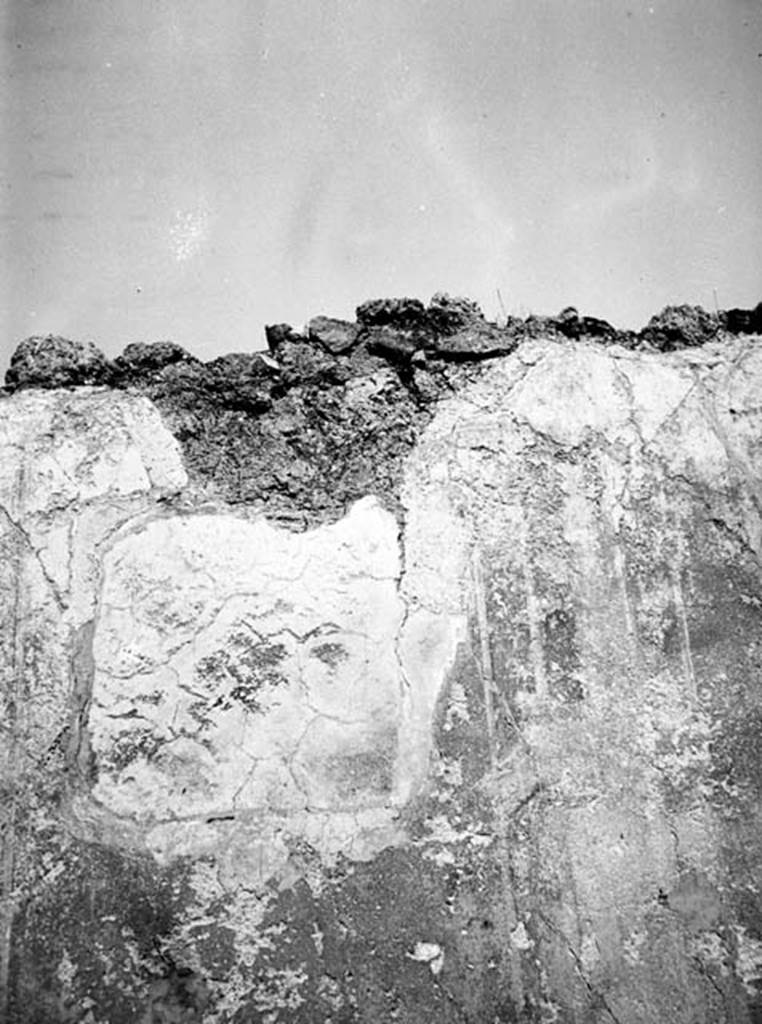 231703 Bestand-D-DAI-ROM-W.475.jpg
VI.9.2 Pompeii. W.475. Room 12, east wall.
Photo by Tatiana Warscher. With kind permission of DAI Rome, whose copyright it remains.
See http://arachne.uni-koeln.de/item/marbilderbestand/231703