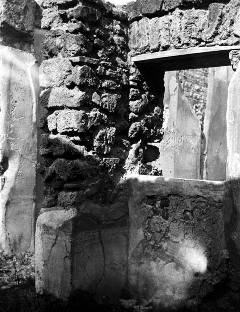 231706 Bestand-D-DAI-ROM-W.481.jpg
VI.9.2 Pompeii. W.481. Room 14, doorway in north wall, and north-east corner.
Photo by Tatiana Warscher. With kind permission of DAI Rome, whose copyright it remains.
See http://arachne.uni-koeln.de/item/marbilderbestand/231706