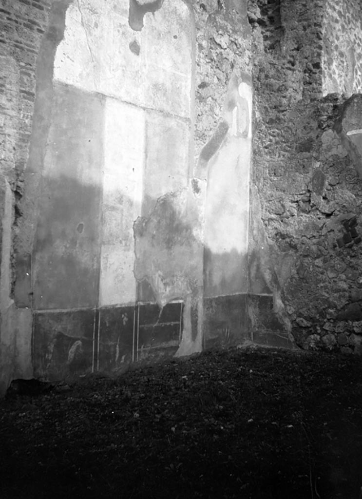 VI.9.2 Pompeii. W.486. Room 15, remains of painted wall decoration at east end of north wall.
Photo by Tatiana Warscher. Photo © Deutsches Archäologisches Institut, Abteilung Rom, Arkiv.