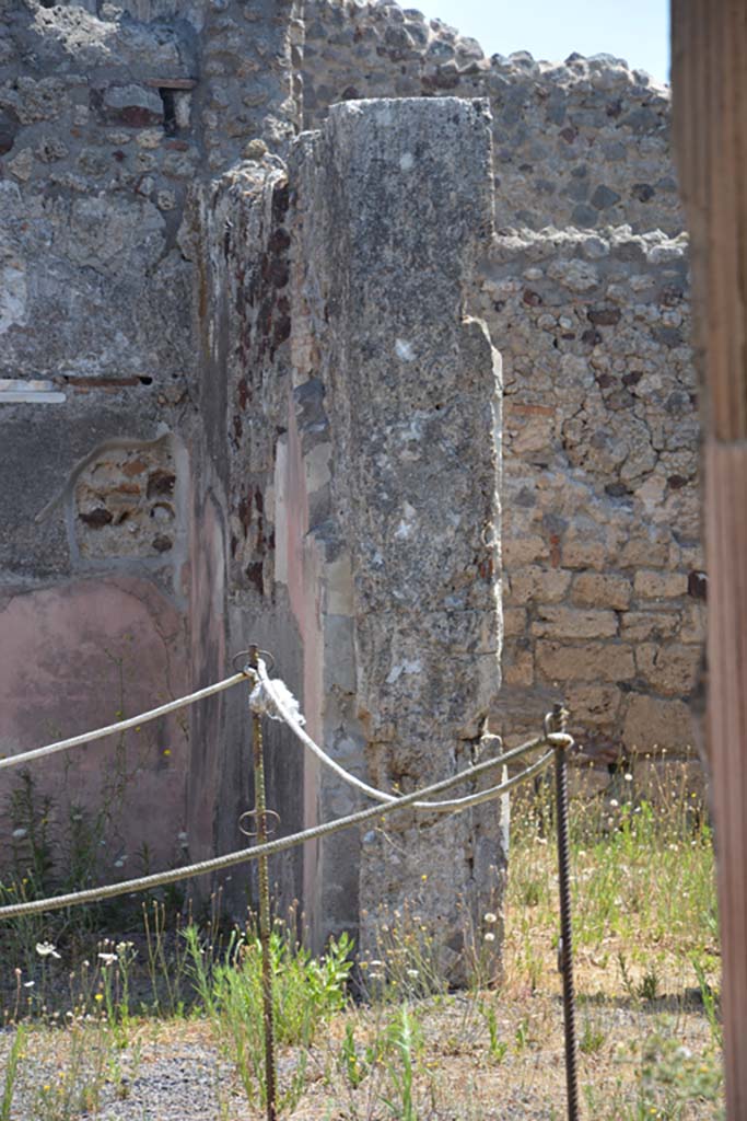 VI.9.2/13 Pompeii. July 2017.
Looking east towards pilaster in atrium on south side of tablinum 8.
Foto Annette Haug, ERC Grant 681269 DÉCOR.