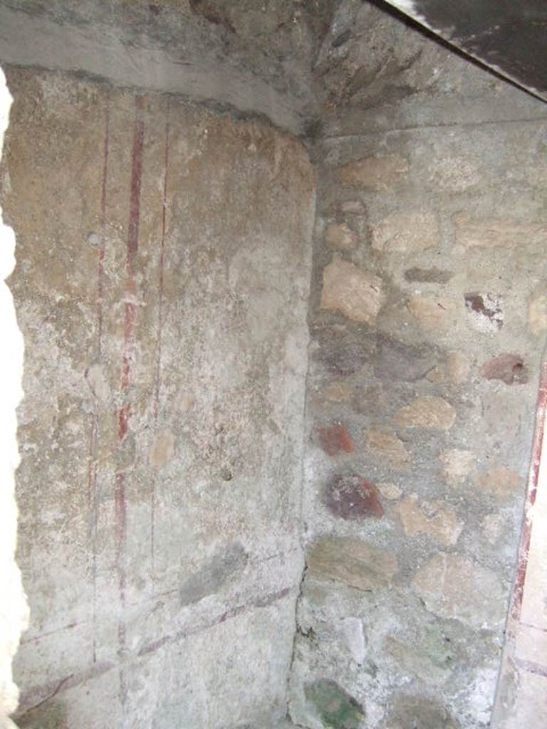 VI.9.2 Pompeii. September 2005. Room 31. South east corner of recess on east side.
