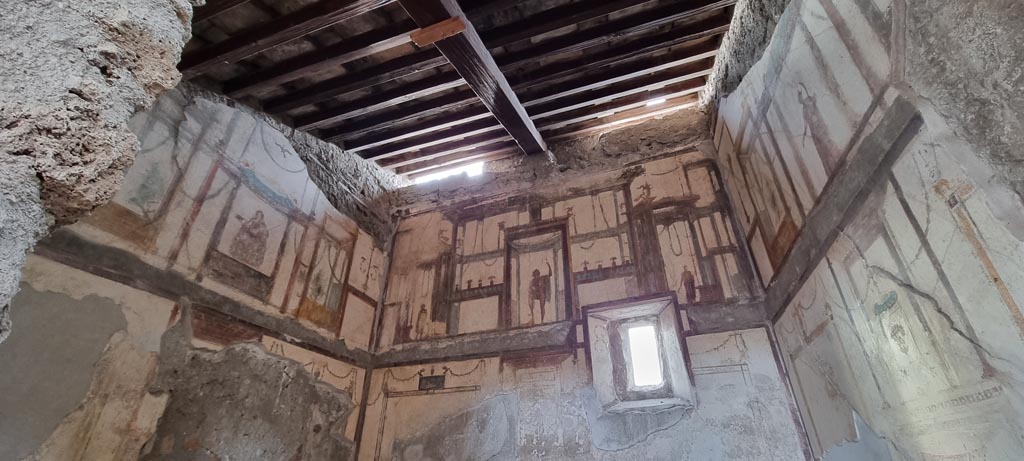 VI.9.6 Pompeii. December 2023.
Room 16, looking through doorway towards upper walls with painted decoration. Photo courtesy of Miriam Colomer.