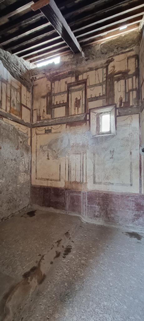 VI.9.6 Pompeii. December 2023.
Room 16, looking west across floor and raised bed area.
Photo courtesy of Miriam Colomer.