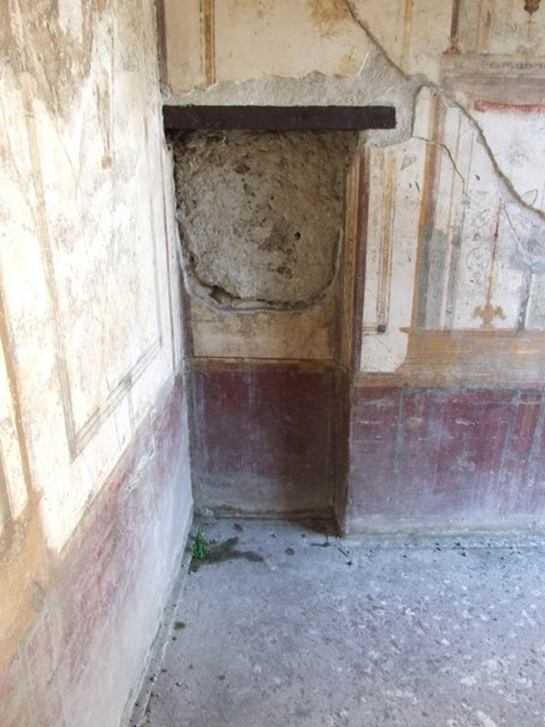 VI.9.6 Pompeii. March 2009. Room 16, dado and painted niche or recess at west end of north wall.