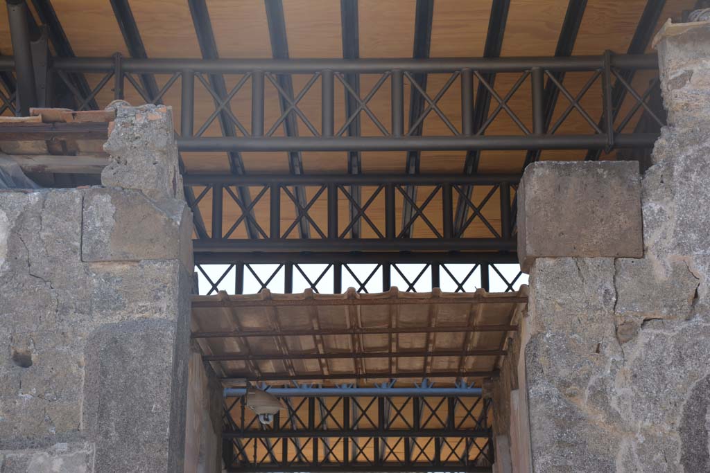 VI.9.6 Pompeii. July 2017. Upper doorway above entrance doorway.
Foto Annette Haug, ERC Grant 681269 DÉCOR.