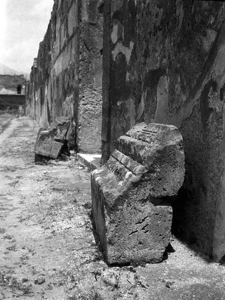 VI.9.6 Pompeii. W.755. Looking north on Via Mercurio, with remains of building debris on either side of doorway.
Photo by Tatiana Warscher. Photo © Deutsches Archäologisches Institut, Abteilung Rom, Arkiv.