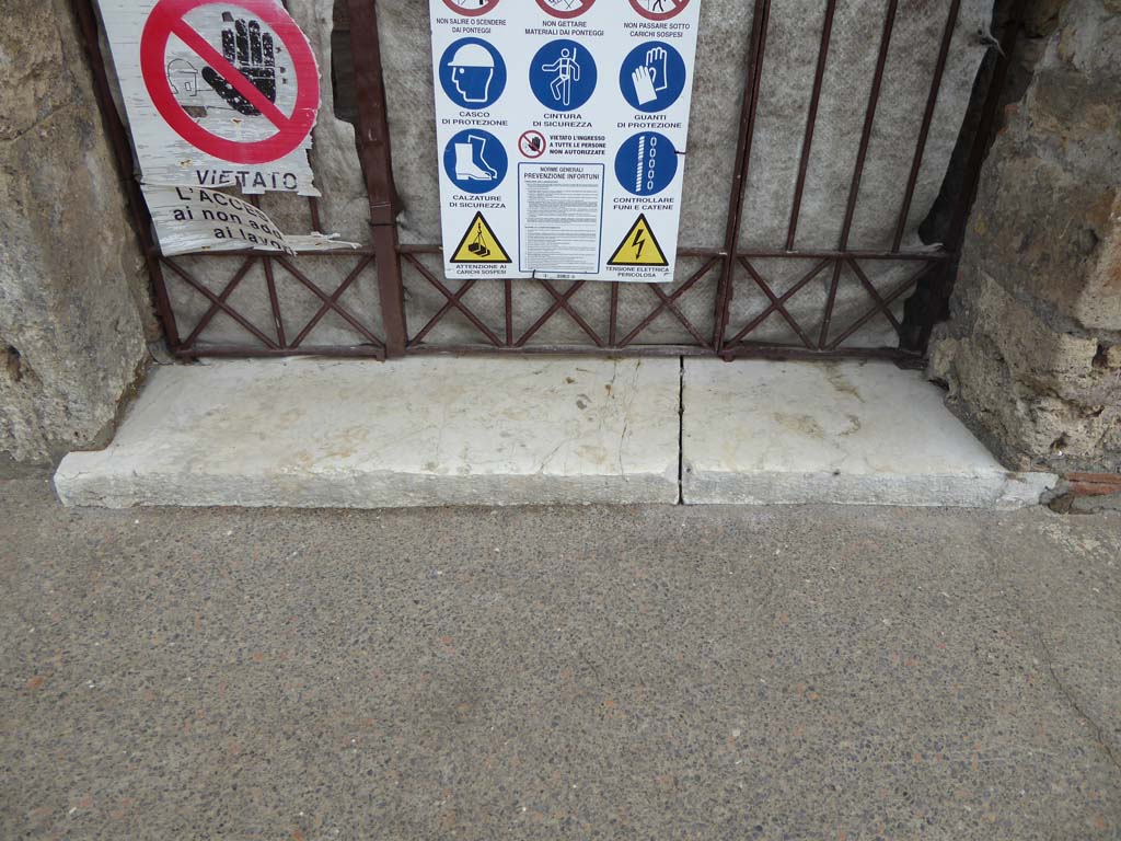 VI.9.6 Pompeii. September 2017. Entrance doorway threshold.
Foto Annette Haug, ERC Grant 681269 DÉCOR.