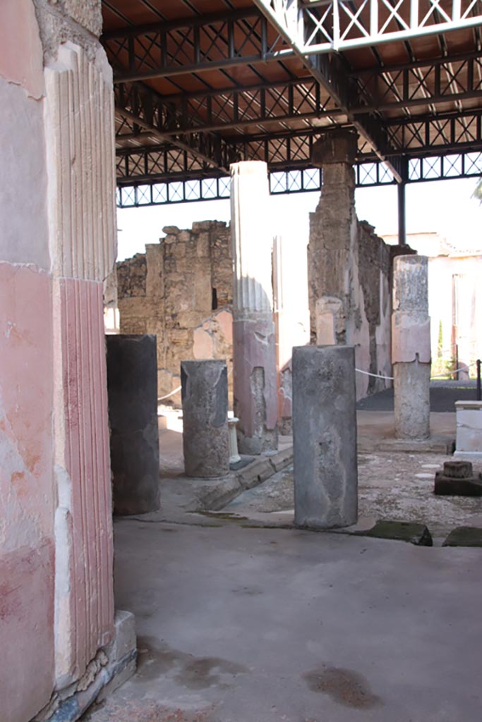 VI.9.6 Pompeii. October 2022.
Room 3, looking north-east from entrance doorway across impluvium in atrium.
Photo courtesy of Klaus Heese.