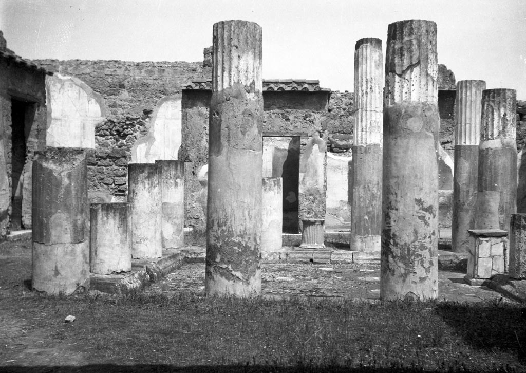 VI.9.6 Pompeii. W.768. Room 3, looking north across impluvium in atrium.
Photo by Tatiana Warscher. Photo © Deutsches Archäologisches Institut, Abteilung Rom, Arkiv.
