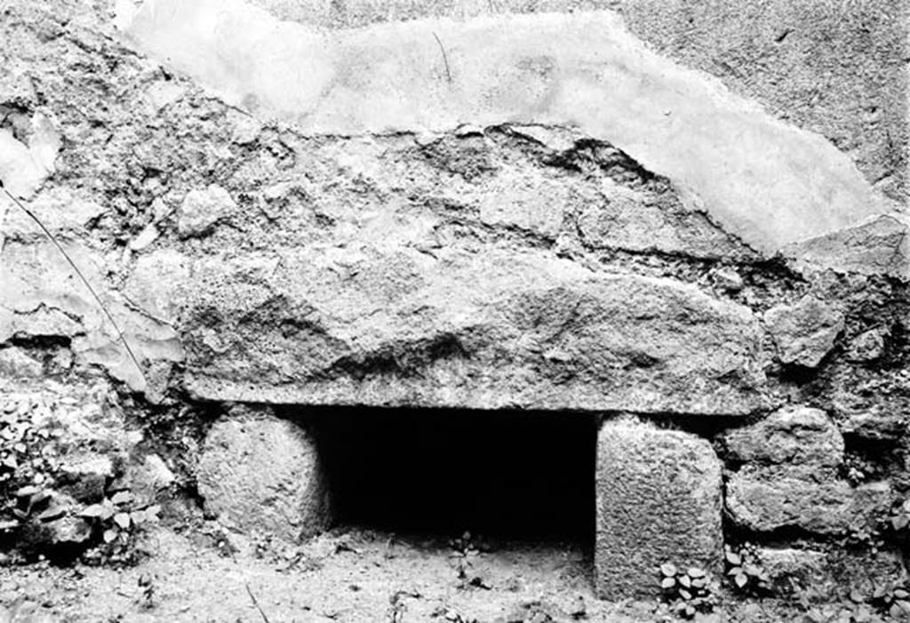 231675 Bestand-D-DAI-ROM-W.296.jpg
VI.9.6 Pompeii. W.296. Room 2, structure in south wall.
Photo by Tatiana Warscher.Photo © Deutsches Archäologisches Institut, Abteilung Rom, Arkiv. See http://arachne.uni-koeln.de/item/marbilderbestand/231675