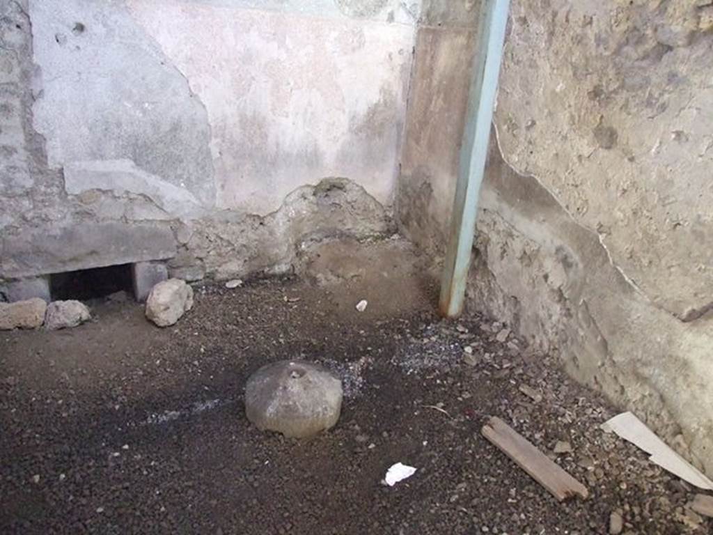 VI.9.6 Pompeii. March 2009. Room 2. South west corner.