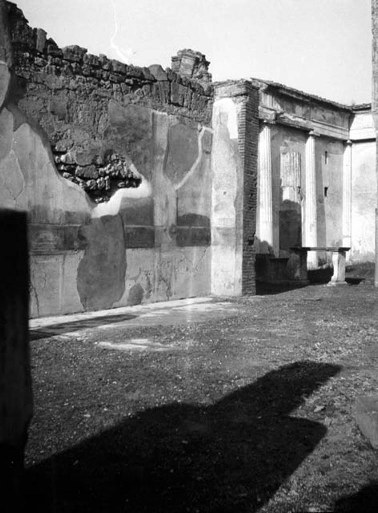 231794 Bestand-D-DAI-ROM-W.874.jpg
VI.9.6 Pompeii. W.874 Room 9, looking towards north wall of tablinum and pseudo-peristyle, at rear.
Photo by Tatiana Warscher. With kind permission of DAI Rome, whose copyright it remains.
See http://arachne.uni-koeln.de/item/marbilderbestand/231794