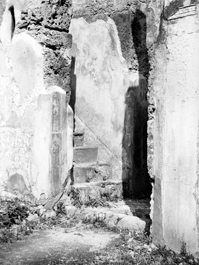 231976 Bestand-D-DAI-ROM-W.844.jpg
VI.9.6 Pompeii. W.844. Doorway to room, with steps in corridor.
Photo by Tatiana Warscher. With kind permission of DAI Rome, whose copyright it remains.
See http://arachne.uni-koeln.de/item/marbilderbestand/231976