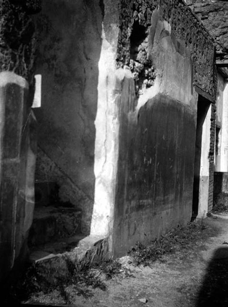 231528 Bestand-D-DAI-ROM-W.845.jpg
VI.9.6 Pompeii. W.845. Room 10, looking east along north side of corridor, at stairs to upper floor and north wall with painted plaster.
Photo by Tatiana Warscher. With kind permission of DAI Rome, whose copyright it remains.
See http://arachne.uni-koeln.de/item/marbilderbestand/231528