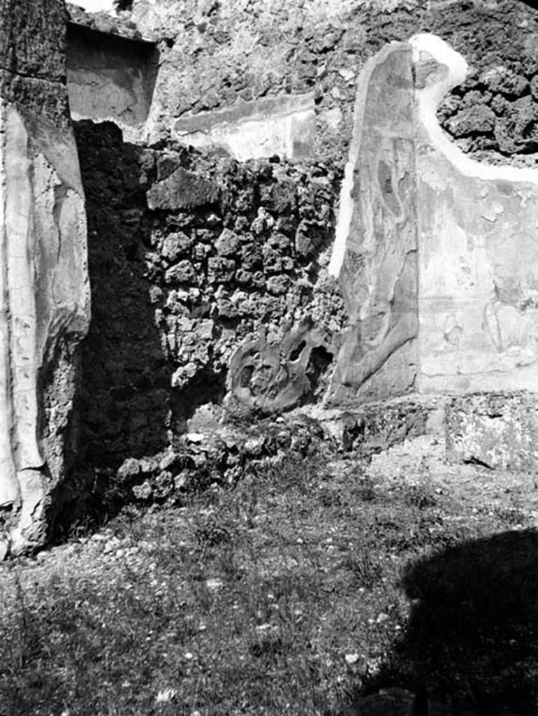 231974 Bestand-D-DAI-ROM-W.841.jpg
VI.9.6 Pompeii. W.841. Room 11, west wall.
Photo by Tatiana Warscher. With kind permission of DAI Rome, whose copyright it remains.
See http://arachne.uni-koeln.de/item/marbilderbestand/231974