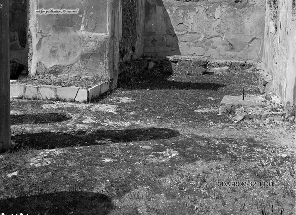 VI.9.6/7 Pompeii. 1932. Looking north across atrium towards two chest bases on either side of left ala.
According to Pernice –
Found on the left ala next to the passage to the peristyle in the atrium.
Almost square lava block, walled with rubble stones (including bricks). The stone lies crookedly in the wall.
In the middle there is a long spike in the lead casting.
The base was moved at some point, which could be where the pieces of brick come from.
See Pernice, E., 1932. Hellenistische Tische, Zisternenmündungen, Beckenuntersätze, Altäre u. Truhen. Berlin, p. 75, Taf. 45.3.
DAIR 32.1101. Photo © Deutsches Archäologisches Institut, Abteilung Rom, Arkiv.
Thanks to Espen B. Andersson for assisting us in our interest in money-chests.