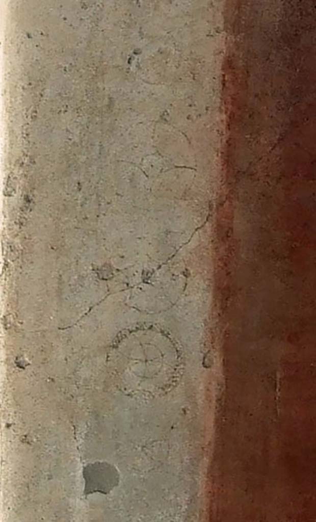 VI.9.6 Pompeii. March 2009. Room 13, south wall, west side of doorway.
Detail of circular ornamental decorations on white plaster at edge of doorway.