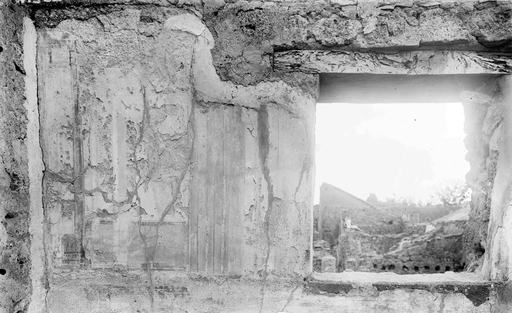 VI.9.6 Pompeii. W.302. Room 14, remains of painted decoration on south side of window in west wall.
Photo by Tatiana Warscher. Photo © Deutsches Archäologisches Institut, Abteilung Rom, Arkiv.