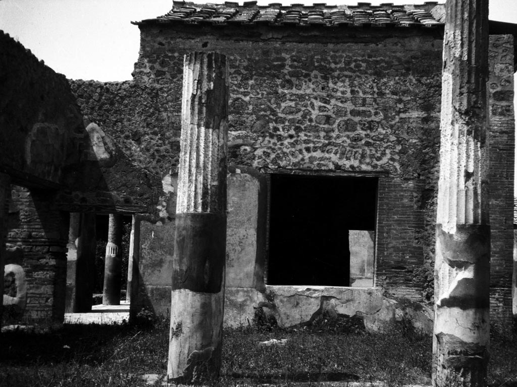 VI.9.6 Pompeii, W.884.
Looking west from area 17 the pseudo-peristyle, towards the south-west corner with doorway to area 6 the peristyle and window to room 8.
Photo by Tatiana Warscher. Photo © Deutsches Archäologisches Institut, Abteilung Rom, Arkiv.