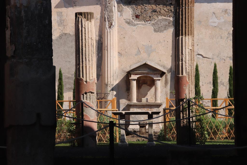 VI.9.6 Pompeii. October 2022.
Looking east towards rear garden wall and newly rejuvenated garden, visible from entrance doorway. Photo courtesy of Klaus Heese.