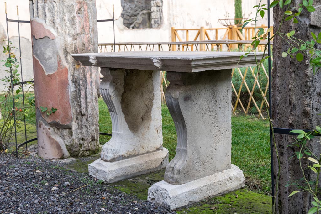 VI.9.6 Pompeii. January 2023. Room 17, table on west portico. Photo courtesy of Johannes Eber.