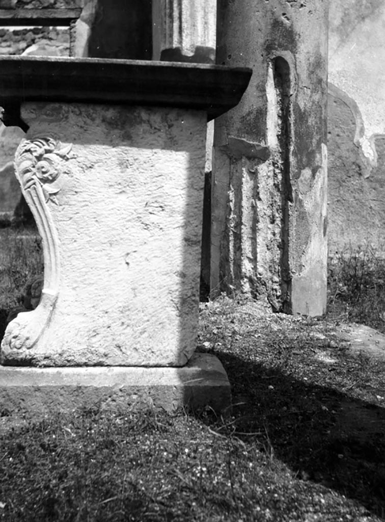 VI.9.6 Pompeii. W..918. Room 17, looking north to decoration on south side of table leg.
A slot for fixing the wooden fence can be seen in the column at the rear.
Photo by Tatiana Warscher. Photo © Deutsches Archäologisches Institut, Abteilung Rom, Arkiv.