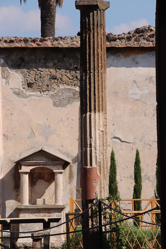 VI.9.6 Pompeii. October 2022.
Area 17, looking towards column on west portico. Photo courtesy of Klaus Heese.