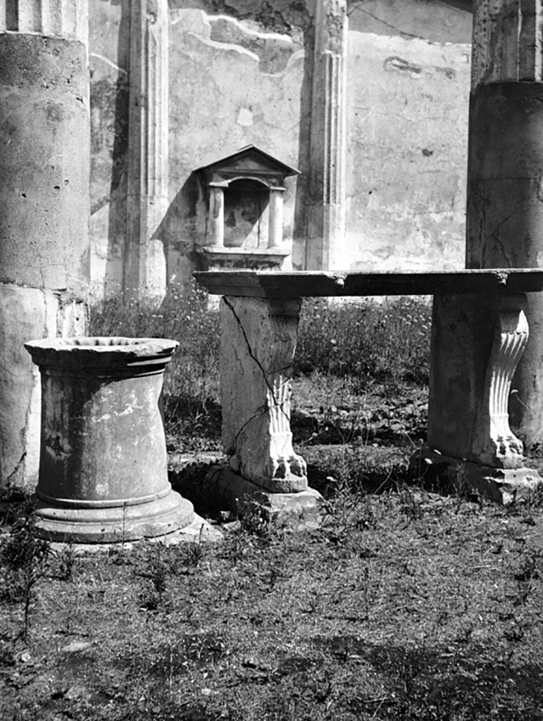VI.9.6 Pompeii. W.916. Room 17, west portico of pseudo-peristyle, looking east towards marble table and puteal.
Photo by Tatiana Warscher. Photo © Deutsches Archäologisches Institut, Abteilung Rom, Arkiv.