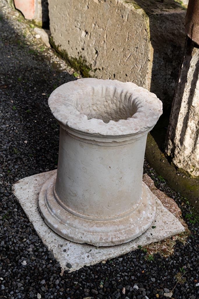 VI.9.6 Pompeii. January 2023.
Room 17, puteal on edge of west portico of pseudo-peristyle. Photo courtesy of Johannes Eber.