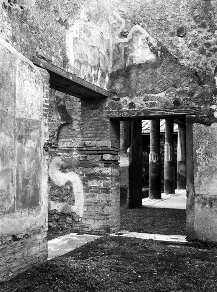 VI.9.6 Pompeii. W.882. Looking towards south-west corner of pseudo-peristyle 17.
The doorway into room 22 is on the left.
On the left of this doorway would have been the wall painting of Phaedra, the nurse and Hippolytus.
The doorway into the peristyle 6, is on the right.
Photo by Tatiana Warscher. Photo © Deutsches Archäologisches Institut, Abteilung Rom, Arkiv.