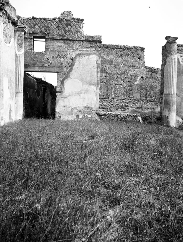 VI.9.6 Pompeii. W.881. Room 17, the pseudo-peristyle.
Looking south at east end towards south wall and doorway and window to corridor 26, on left.
On the right, the large window from room 22, the large exedra, can be seen.
Photo by Tatiana Warscher. Photo © Deutsches Archäologisches Institut, Abteilung Rom, Arkiv.