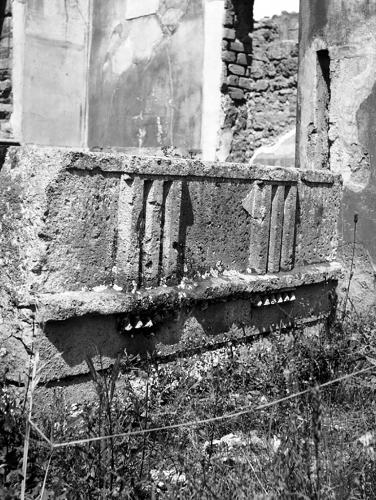 VI.9.6 Pompeii. W.914. Room 17, west portico, fragment of tufa architrave.
Photo by Tatiana Warscher. Photo © Deutsches Archäologisches Institut, Abteilung Rom, Arkiv.