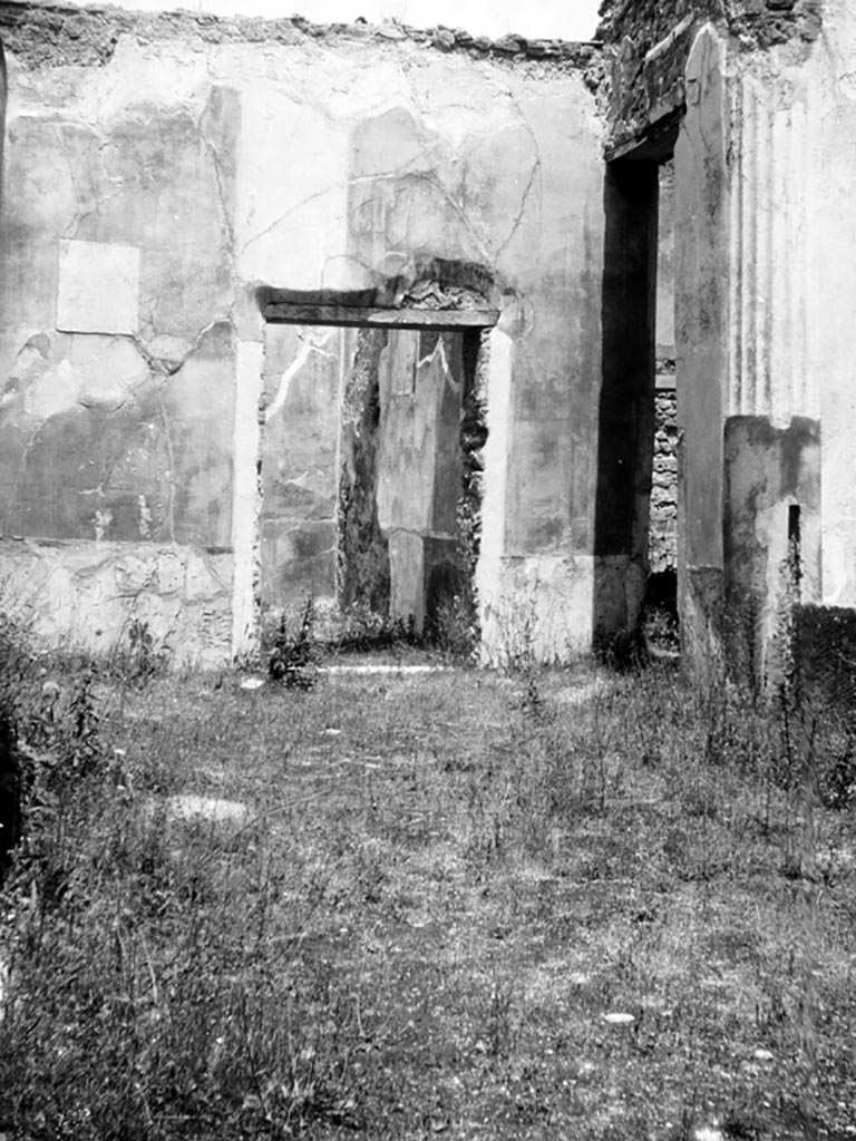 VI.9.6 Pompeii. W.894. Room 17, looking north towards north-west corner of pseudo-peristyle.
The painting below, but now faded and disappeared, would have been seen on the left side of the doorway to room 20.
The doorway to room 20, is in the centre, and doorway leading to kitchen area towards the right.
Photo by Tatiana Warscher. Photo © Deutsches Archäologisches Institut, Abteilung Rom, Arkiv.