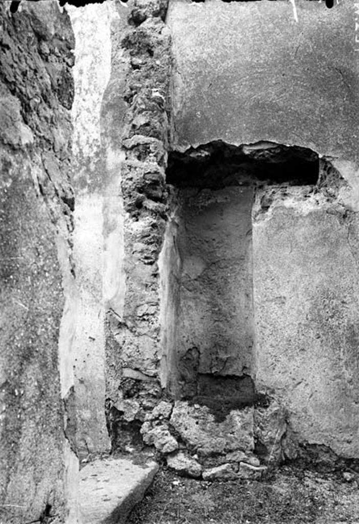 231674 Bestand-D-DAI-ROM-W.294.jpg
VI.9.6 Pompeii. W.294. Doorway to room 19, on left, in small vestibule between rooms 18 and 19.Looking south.
Photo by Tatiana Warscher. With kind permission of DAI Rome, whose copyright it remains.
See http://arachne.uni-koeln.de/item/marbilderbestand/231674