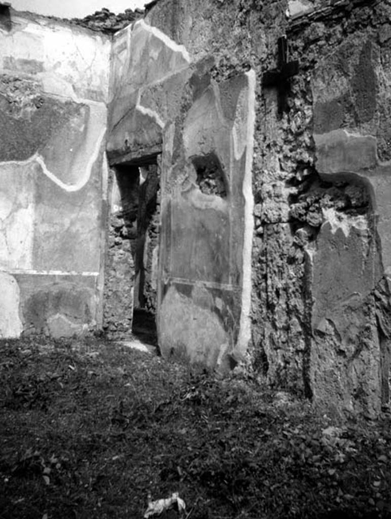 231838 Bestand-D-DAI-ROM-W.0925.jpg
VI.9.6 Pompeii. W.925. Room 20, south-east corner and doorway to pseudo-peristyle.
Photo by Tatiana Warscher. With kind permission of DAI Rome, whose copyright it remains.
See http://arachne.uni-koeln.de/item/marbilderbestand/231838