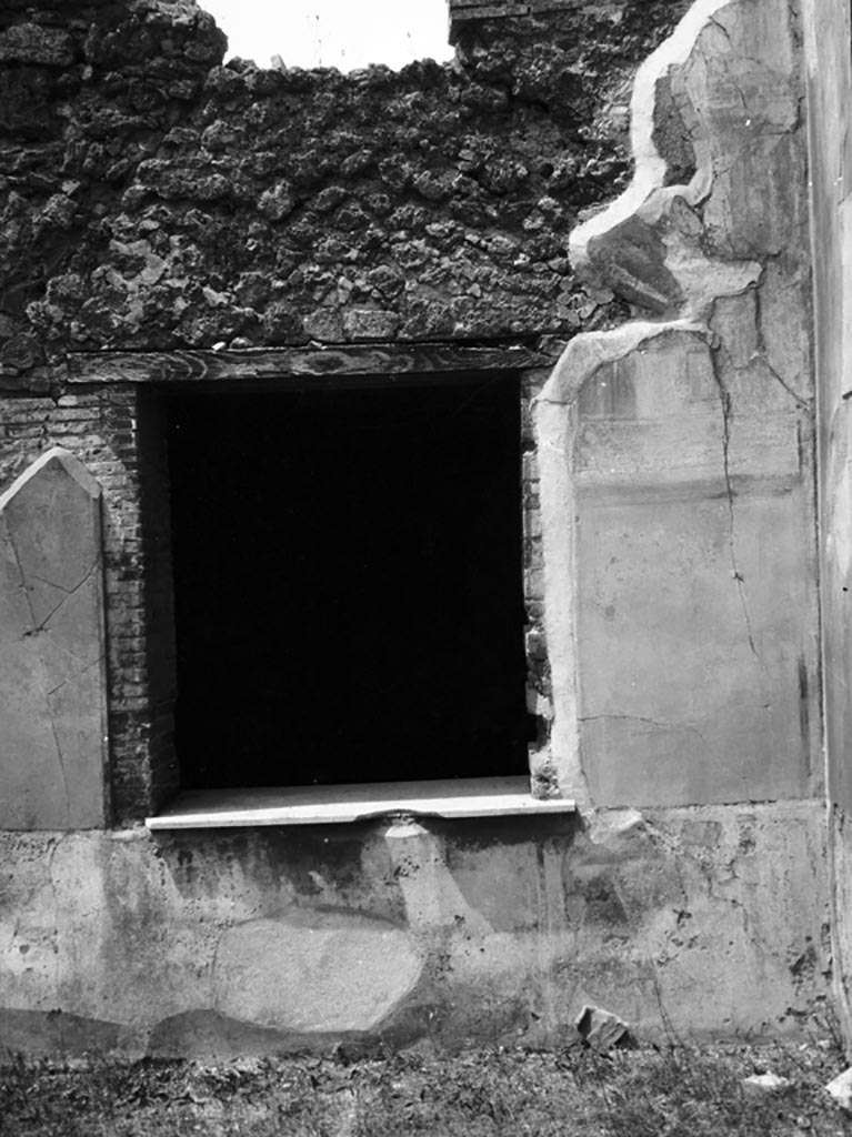 VI.9.6 Pompeii. W.893.
North-west side of pseudo-peristyle 17, with window to room 21 and remains of wall decoration.
Photo by Tatiana Warscher. Photo © Deutsches Archäologisches Institut, Abteilung Rom, Arkiv.