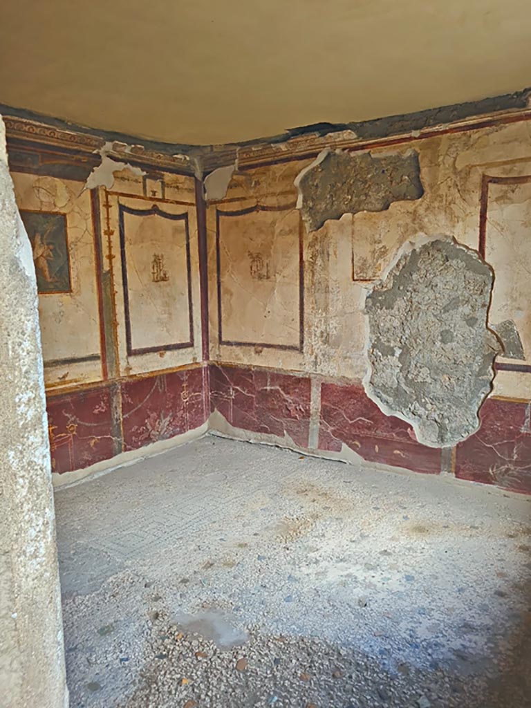 VI.9.6 Pompeii. November 2023.
Room 21, looking through doorway towards north-west corner. Photo courtesy of Giuseppe Ciaramella.