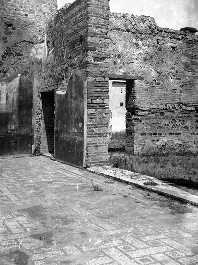 VI.9.6 Pompeii. W. 973.
Looking north-east from peristyle, towards doorway from pseudo-peristyle (on left) and Room 22 with doorway in north wall to pseudo-peristyle (in centre).
Photo by Tatiana Warscher. Photo © Deutsches Archäologisches Institut, Abteilung Rom, Arkiv.