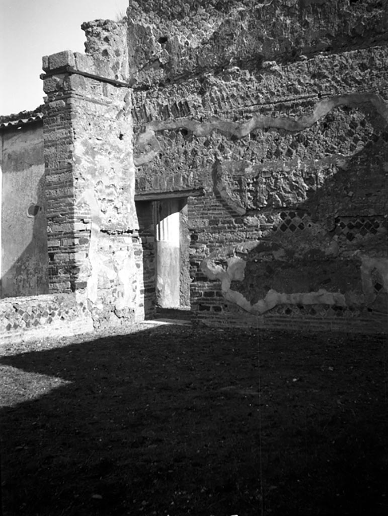 VI.9.6 Pompeii. W. 964. Room 22, north-east corner with doorway into corridor 26.
Photo by Tatiana Warscher. Photo © Deutsches Archäologisches Institut, Abteilung Rom, Arkiv.
