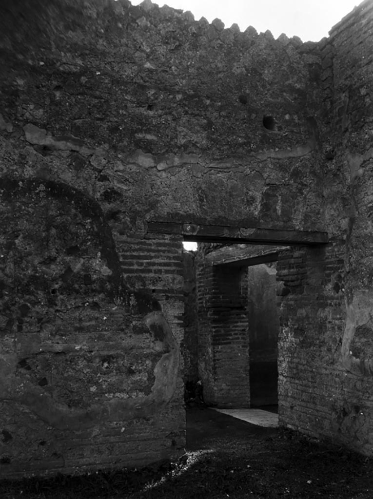 VI.9.6 Pompeii. W. 975. Room 22, south-west corner with doorway to room 24.
Photo by Tatiana Warscher. Photo © Deutsches Archäologisches Institut, Abteilung Rom, Arkiv.