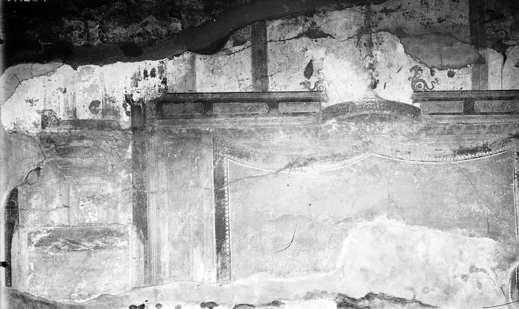 VI.9.6 Pompeii. W.284. Peristyle 6, wall decoration from west wall.
Photo by Tatiana Warscher. Photo © Deutsches Archäologisches Institut, Abteilung Rom, Arkiv.