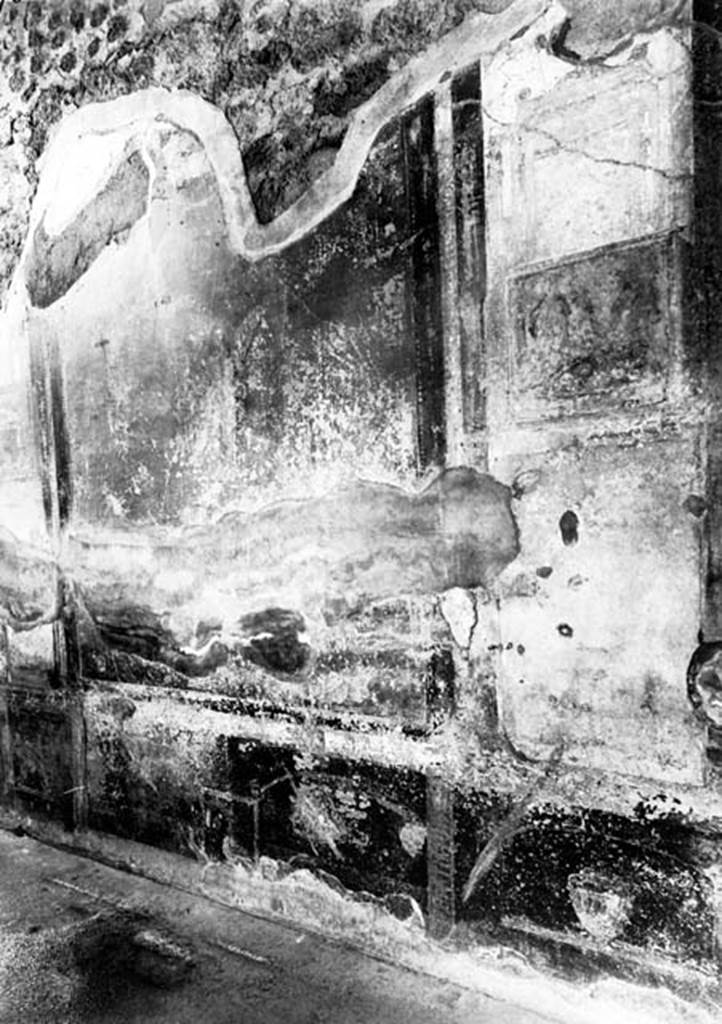 231072 Bestand-D-DAI-ROM-W.0223.jpg
VI.9.6 Pompeii. W.223. Room 6, wall decoration at east end of the south wall of portico.
Photo by Tatiana Warscher. With kind permission of DAI Rome, whose copyright it remains.
See http://arachne.uni-koeln.de/item/marbilderbestand/231072