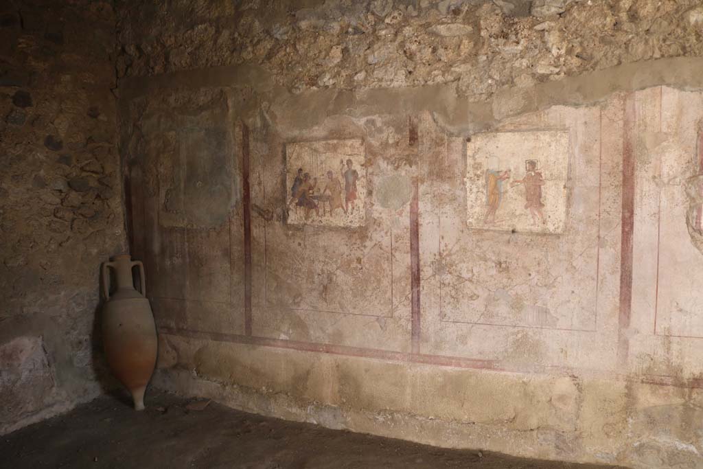 VI.10.1 Pompeii. December 2018. Frescoes from east end of south wall of rear room. Photo courtesy of Aude Durand.