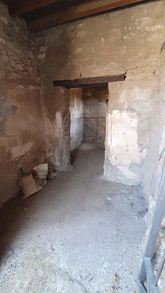 VI.10.1 Pompeii. July 2021.
Looking east across two rooms on south side of east wall of bar-room.
Foto Annette Haug, ERC Grant 681269 DÉCOR.
