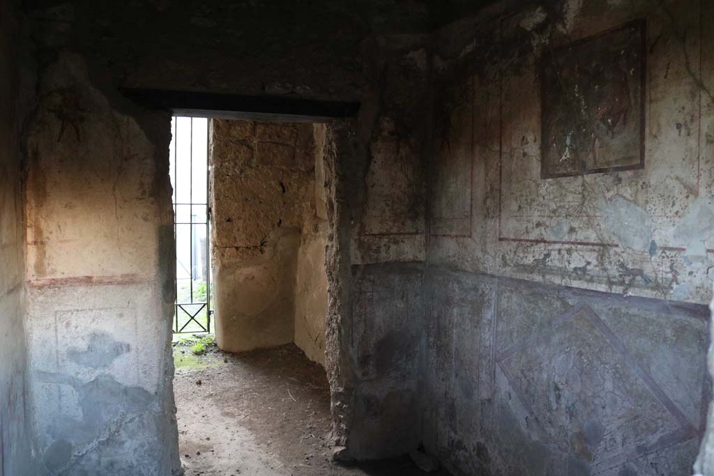 VI.10.1 Pompeii. December 2018. Looking west towards doorway to front room from rear room. Photo courtesy of Aude Durand.