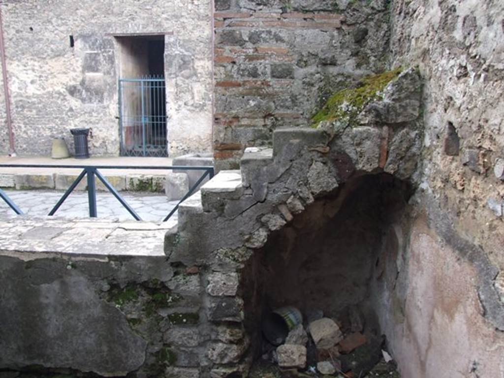 VI.10.1 Pompeii. March 2009. Marble display shelving at end of counter, with recess below.