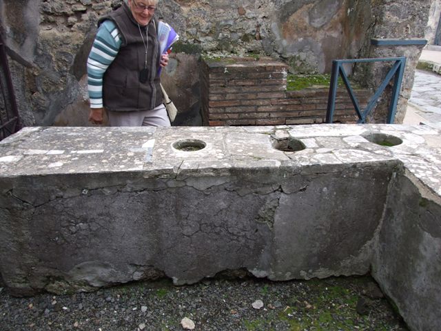 VI.10.1 Pompeii.  March 2009.  Marble counter with three urns.